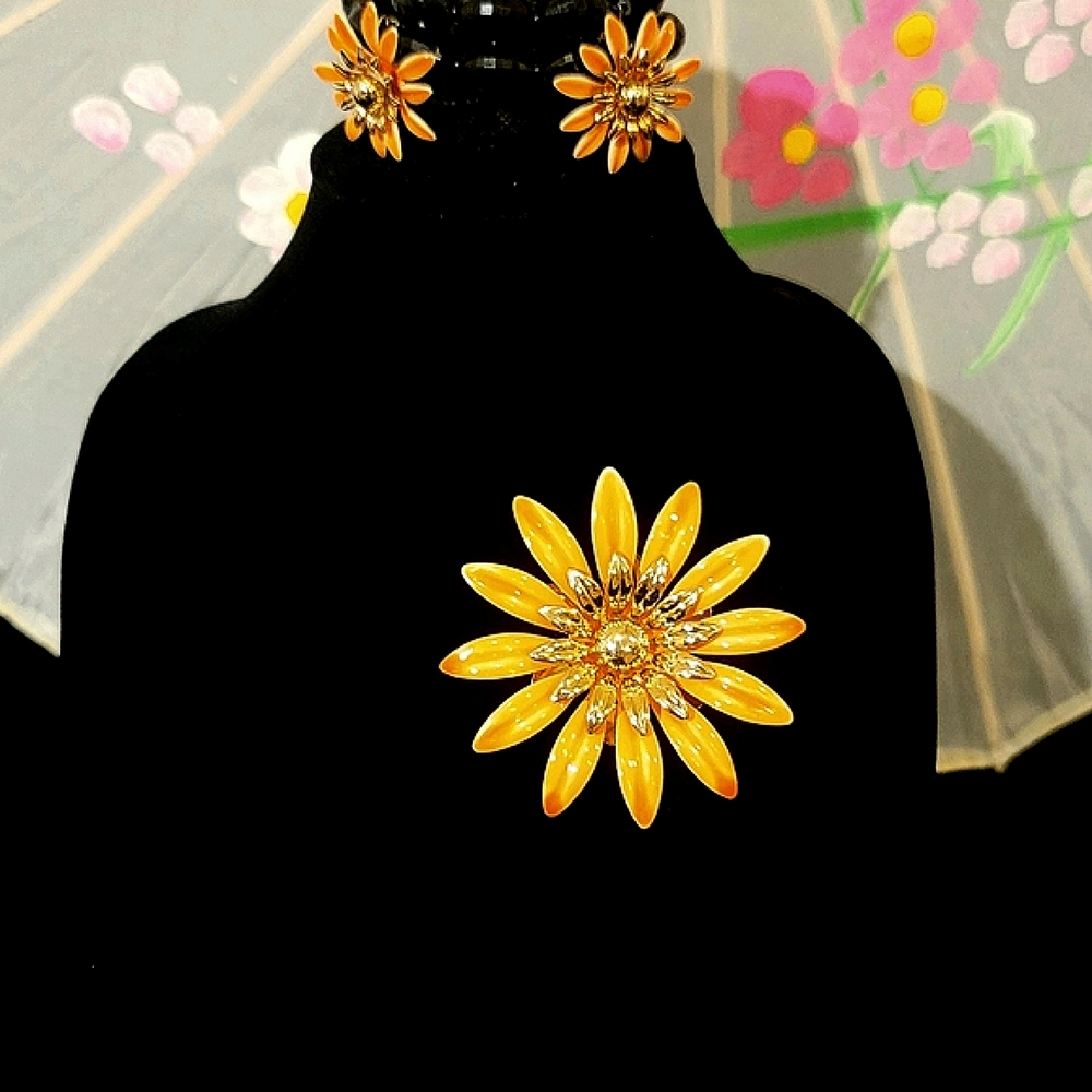 Vintage  Sarah Coventry  brooch and earing  set